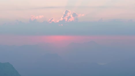 Hermoso-Amanecer-Y-Formación-De-Nubes-Visto-Desde-Las-Crestas-De-Golling-Austria