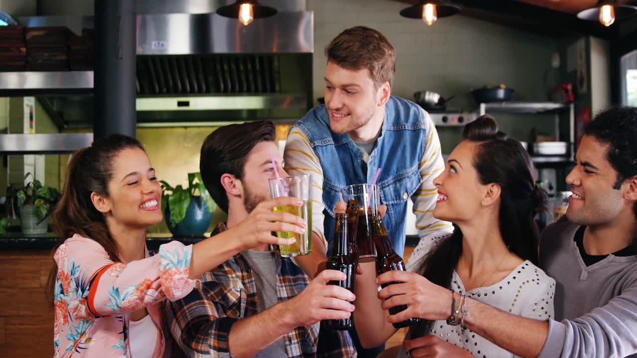 amigos brindando bebidas juntos en un restaurante