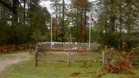 Plano-Medio-Del-Monumento-A-Los-Caídos-En-La-Guerra-Canadiense-En-New-Forest.