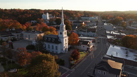 Dando-Vueltas-Alrededor-De-Una-Iglesia-En-La-Calle-Principal-Al-Amanecer-En-Octubre-En-Hudson,-Massachusetts