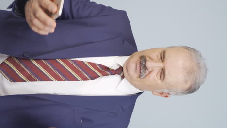 video vertical de un viejo hombre de negocios con presión de tiempo.