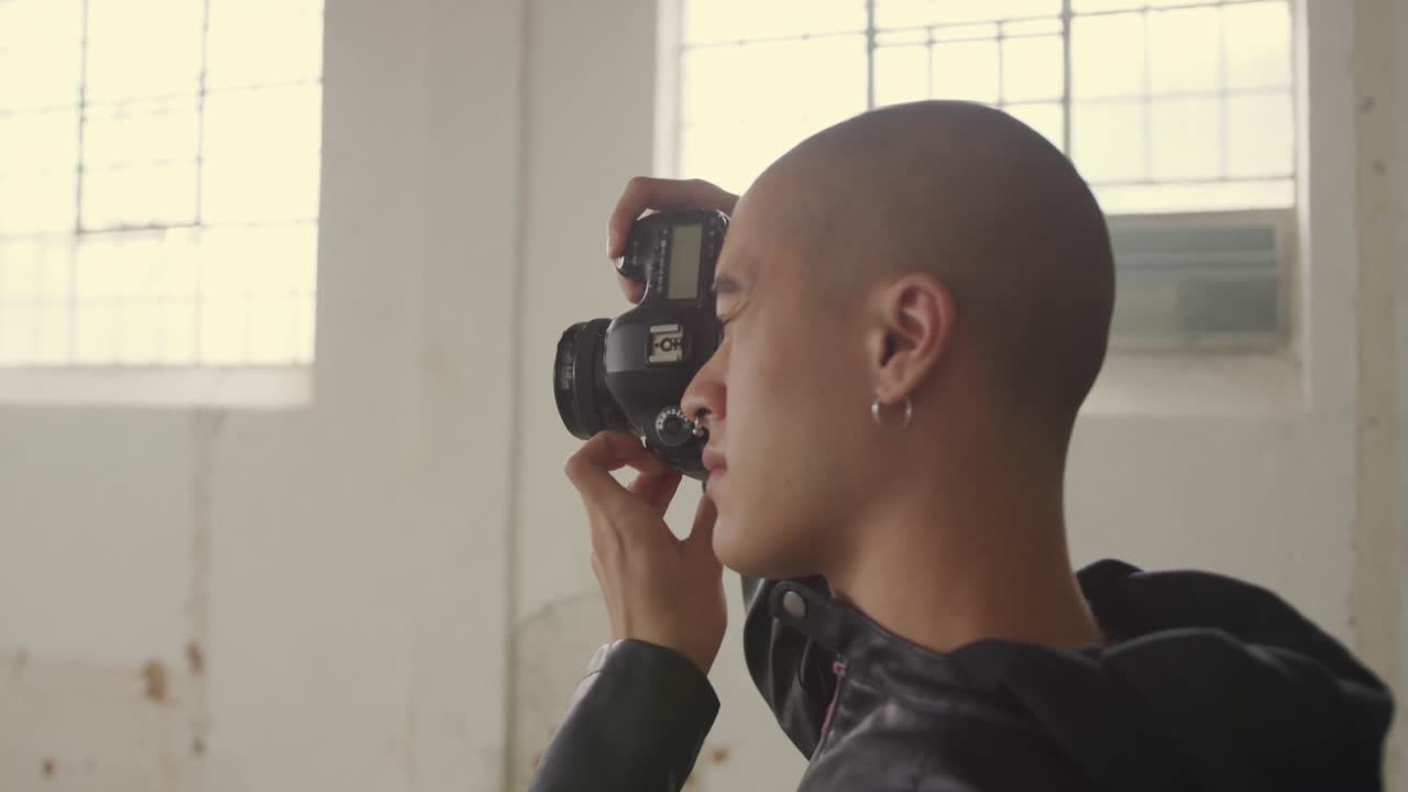 joven de moda en un almacén abandonado