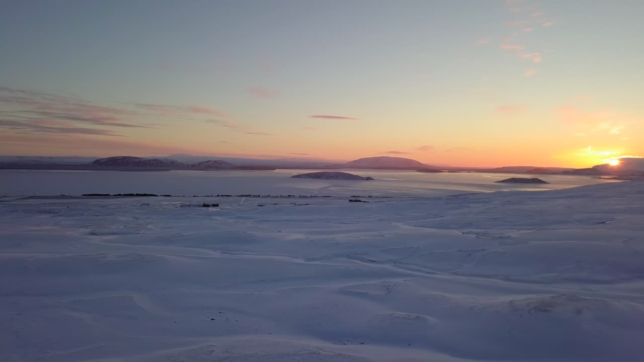 アイスランドの海岸線と雪のゆっくり移動する空撮