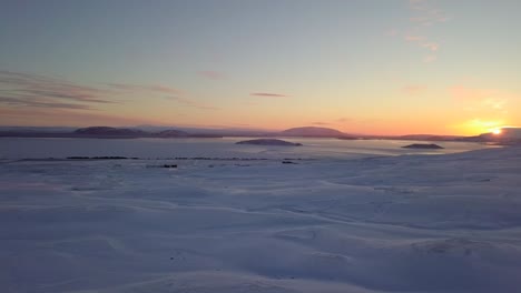 vista aérea en movimiento lento de la costa islandesa y la nieve