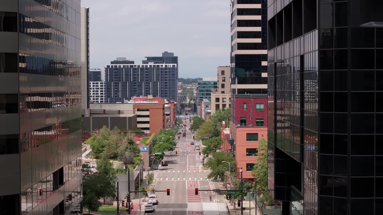 volando entre los rascacielos el avión no tripulado se retira