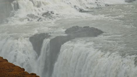 Inclinación-De-La-Asombrosa-Cascada-De-Gullfoss-En-Islandia-En-Un-Día-Soleado-En-Cámara-Lenta