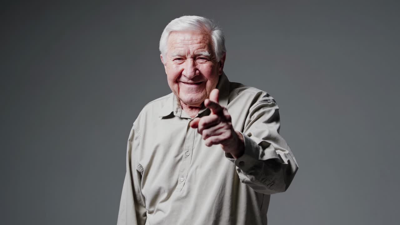 hombre mayor señalando