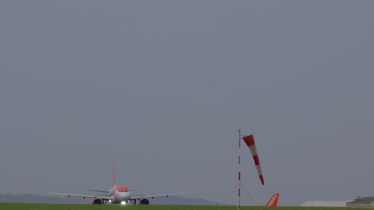 비가 오는 날 에 비행기 가 착륙 하는 것