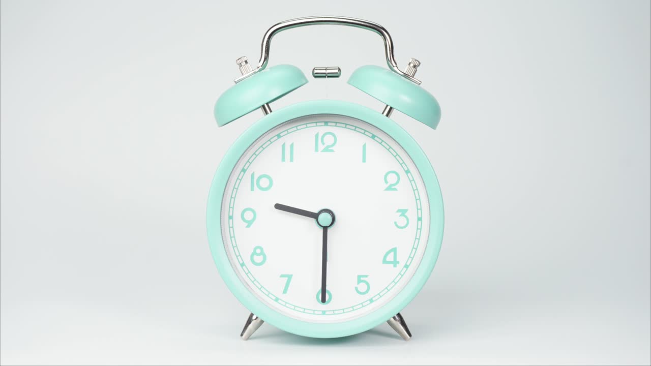 타임 스 블루 알람 시계는 10시를 나타니다.