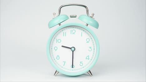 el despertador azul de lapso de tiempo dice la hora de las diez.