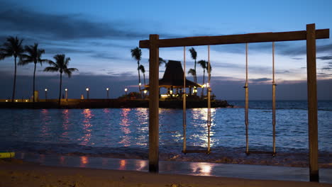 Columpio-De-Cuerda-De-Madera-Vacío-En-La-Playa-De-Arena-Al-Atardecer-Espectacular-Junto-Al-Océano