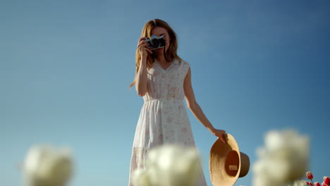 Mujer-Feliz-Tomando-Fotos-En-El-Jardín-De-Flores.-Chica-Elegante-Tomando-Fotos.