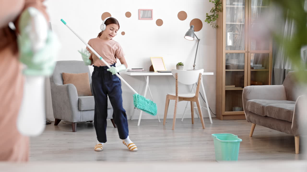 chica bailando y limpiando el suelo