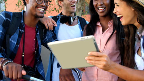 Hipster-Studenten-Schauen-Sich-Ein-Tablet-An-