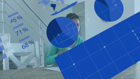 animación del procesamiento de datos financieros sobre una mujer biracial usando una computadora portátil