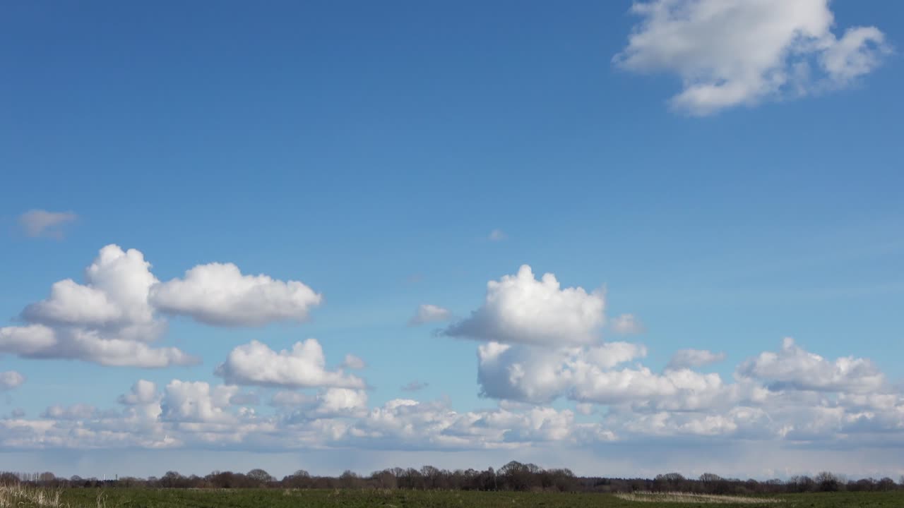 el lapso de tiempo de las bellas formaciones de nubes blancas y esponjosas en un cielo azul profundo de verano.