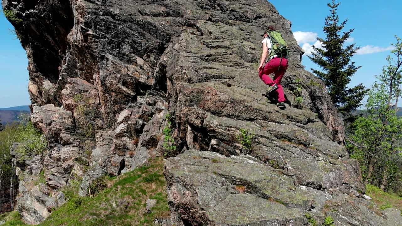 성공한 젊은 여성이 산 꼭대기에 올라갑니다.