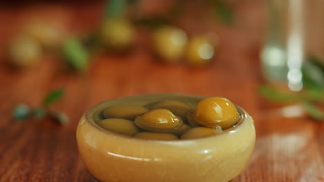 aceitunas verdes en un tazón