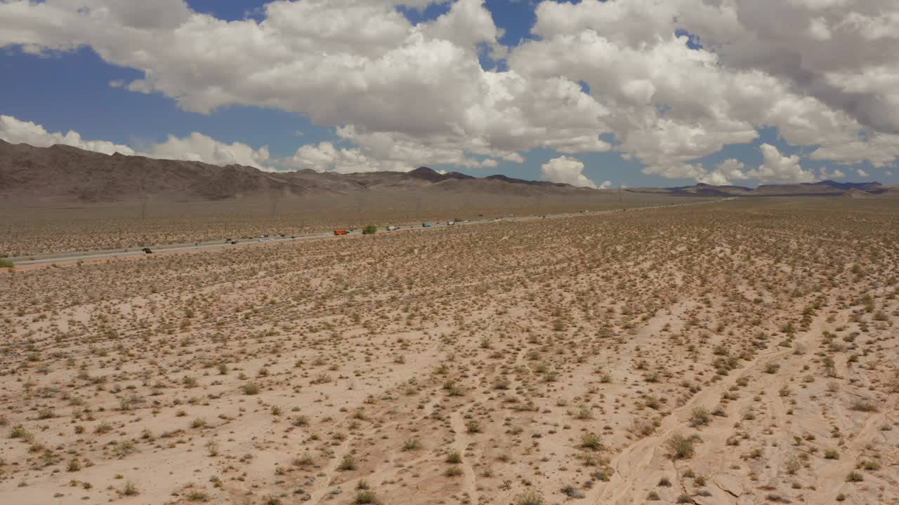 el desierto de mojave en california, junto a la autopista i-15
