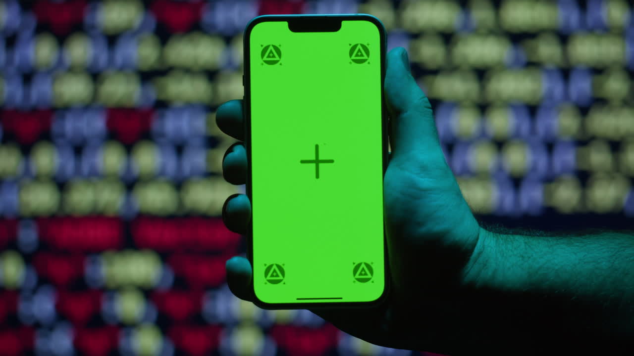 teléfono inteligente en la mano con pantalla verde