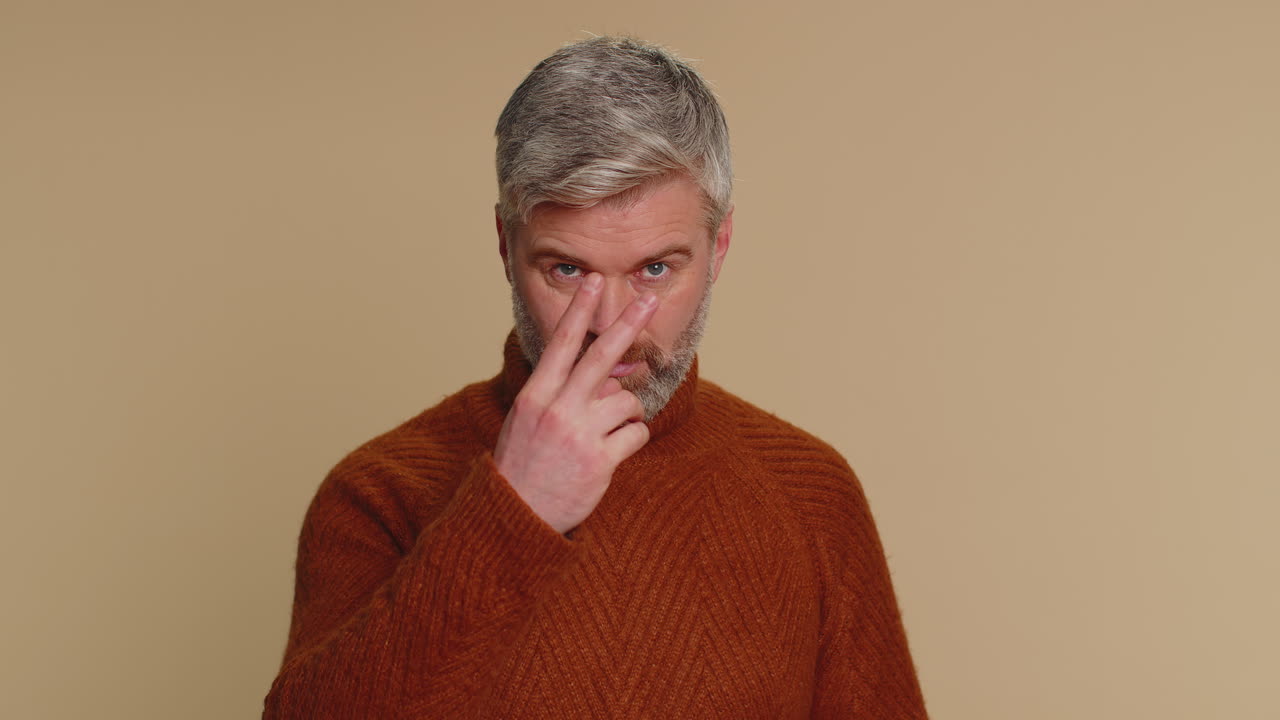 Uomo serio indicando i suoi occhi mostrare ti sto guardando gesto spionaggio su qualcuno incredulità colpevole