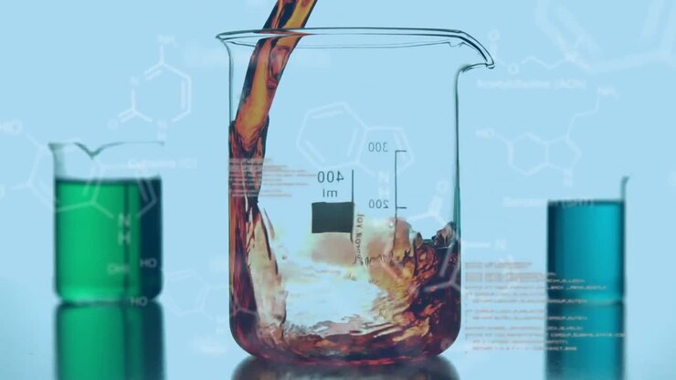 Becher da laboratorio con dati e formule di struttura di composti chimici in primo piano.
