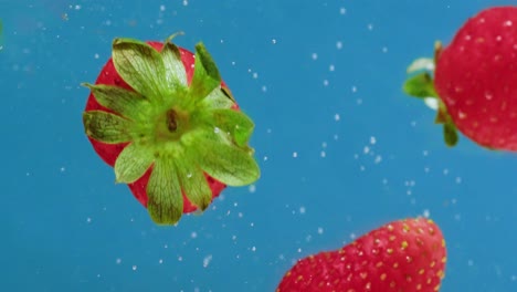 fresas salpicando en el agua