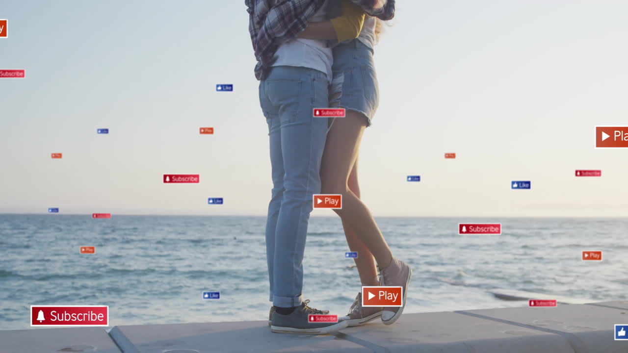 de pie junto al océano, pareja rodeada de botones de redes sociales animación