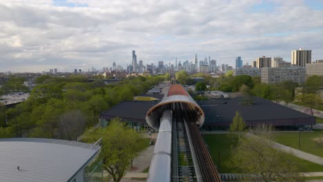 U-Bahn-Zug-Durch-Die-Exelon-Röhre-Auf-Der-Südseite-Von-Chicago