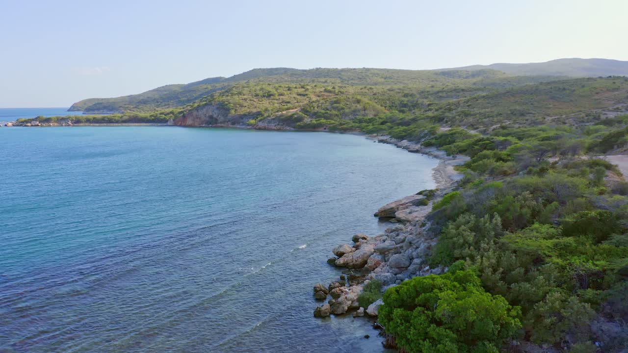 теплый утренний солнечный свет освещает скалистое побережье плайя монте рио, азуа, доминиканская республика, воздушный пейзаж