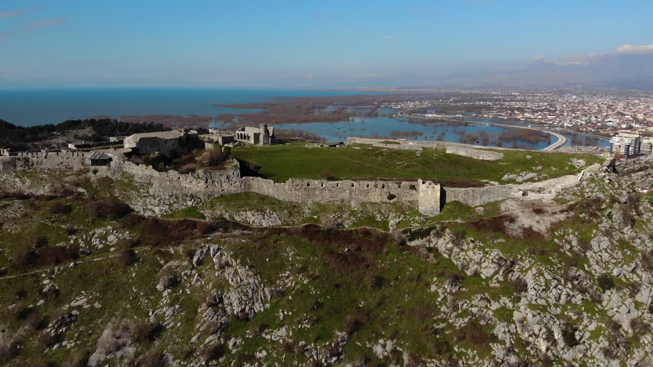 plano del castillo con edificios de piedra dentro de los muros circundantes y la ciudad de shkoder en segundo plano