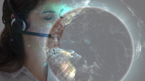 animación del globo y conexiones sobre mujer de negocios con auriculares de teléfono