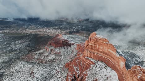 Luftaufnahme-Einer-Roten-Wüstenfelsformation-Mit-Tief-Hängenden-Wolken-Im-Winter-In-Sedona,-Arizona