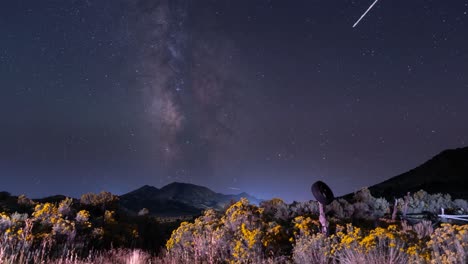 Von-Der-Dämmerung-Bis-Zur-Nacht-Schwenkt-Die-Milchstraße-Im-Zeitraffer-Entlang-Eines-Alten-Zauns-In-Der-Westwüste-Von-Utah