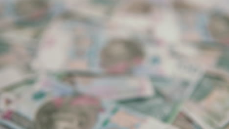 500 폴란드 즐로티에 초점을 맞추고 다른 폴란드 지폐의 배경에 거짓말 예 100 폴란드 즐로티