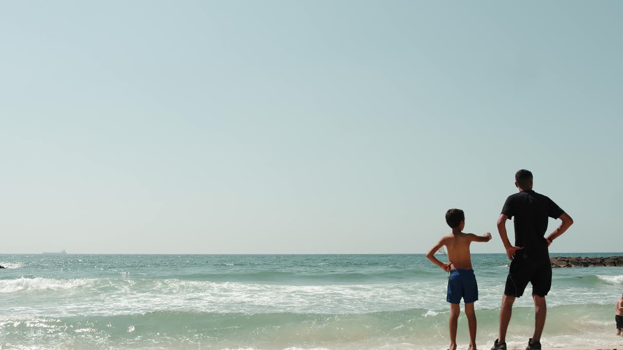 Descarga Gratis Vídeos De Stock De Un Padre Y Un Hijo Se Paran En La ...