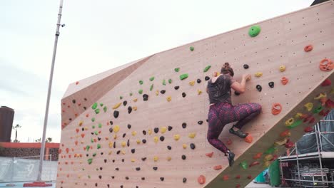 Woman-climbing-on-the-outdoor-climbing-wall