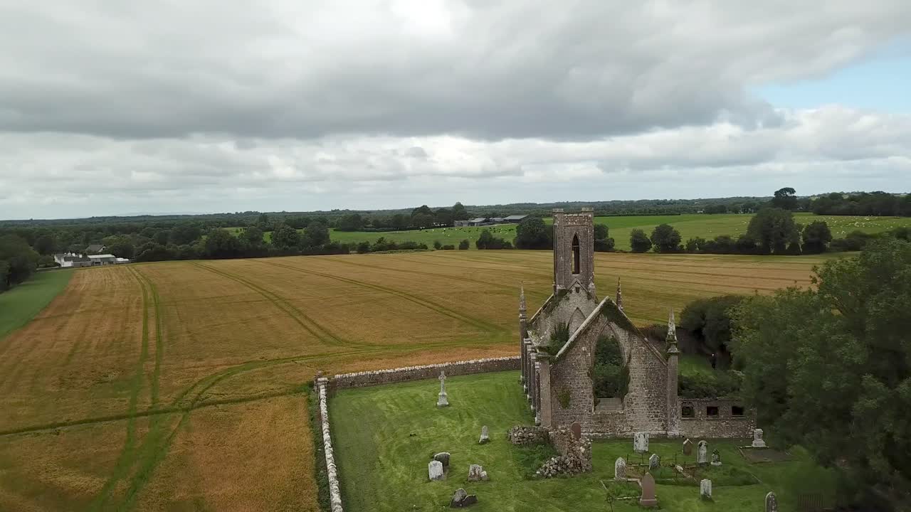 공동에서 ballynafagh 교회 폐허의 드론 공개 샷