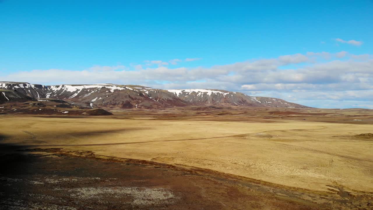 시골 풍경 위를 날다