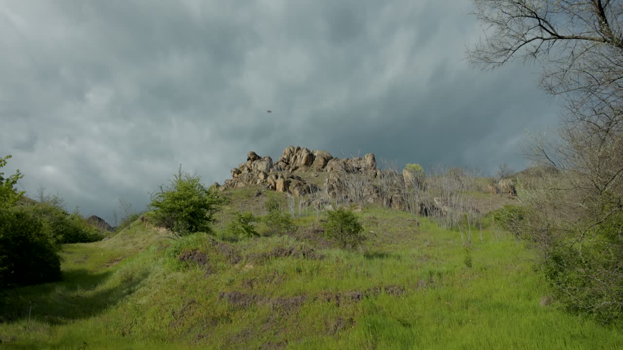 Macin-bjergene mod en skyet himmel i Tulcea Amt, Dobrogea-regionen i Rumænien. Statisk optagelse.