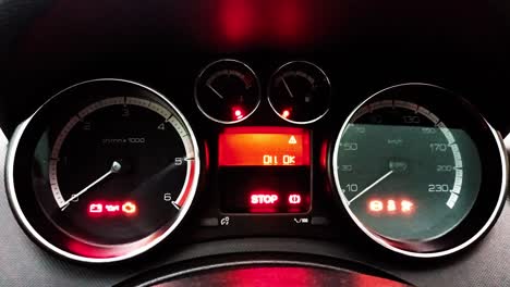símbolos y indicadores de luz de advertencia de automóviles en el tablero de instrumentos del automóvil