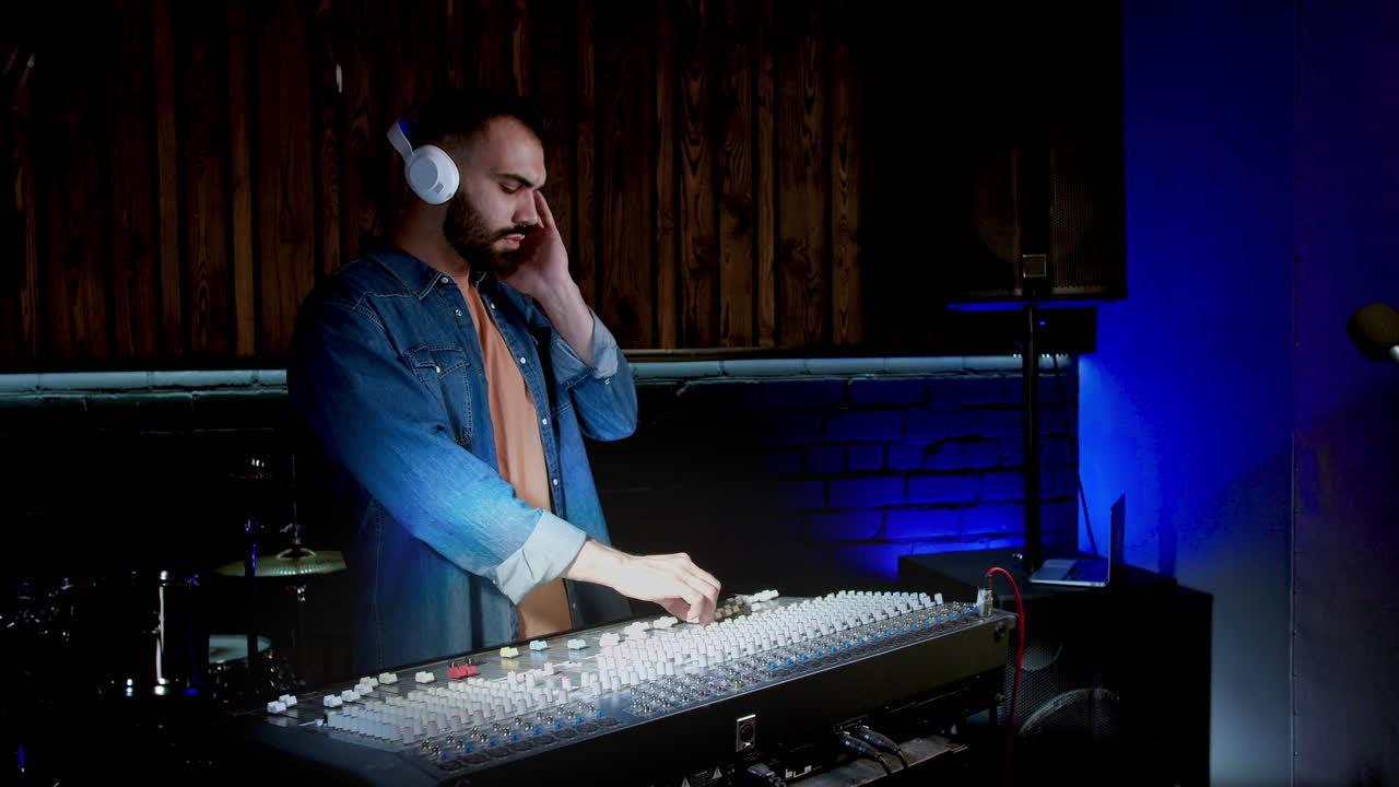 músico en el estudio