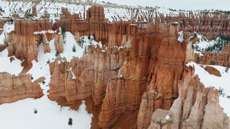 Cañón-Rojo-Del-Parque-Nacional-Bryce-Cubierto-De-Nieve-En-Utah,-EE.UU.---Disparo-Aéreo-De-Drones