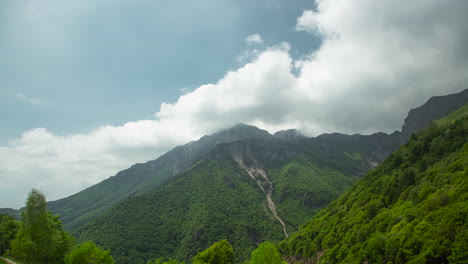 春天在山上出現的雲