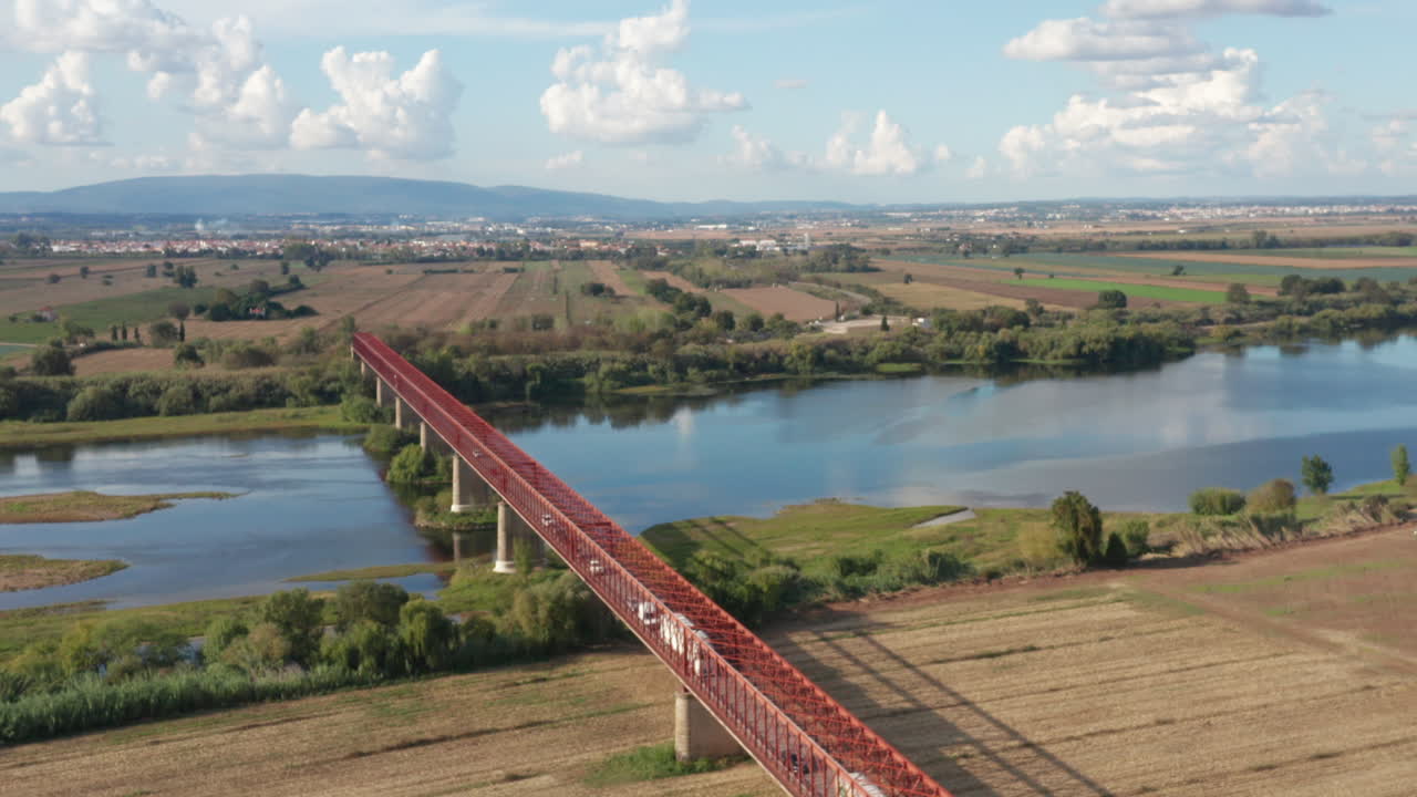 Panoramica aerea grandangolare su un iconico ponte rosso, splendido paesaggio, Portogallo