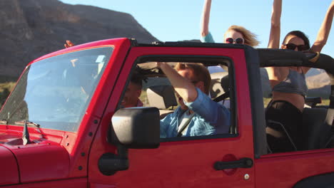 Amigos-En-Un-Viaje-Por-Carretera-Conduciendo-En-Un-Auto-Convertible-Filmados-En-R3d