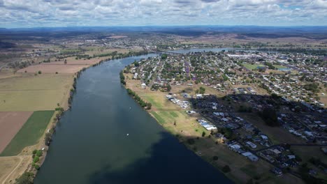 vista aérea del río clarence durante un evento de carreras de botes en grafton, nueva gales del sur, australia
