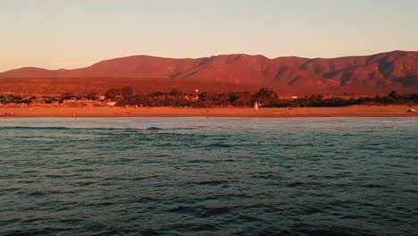 Blick-Auf-Die-Hügel-Vom-Wasser,-Pazifischer-Ozean,-Chile