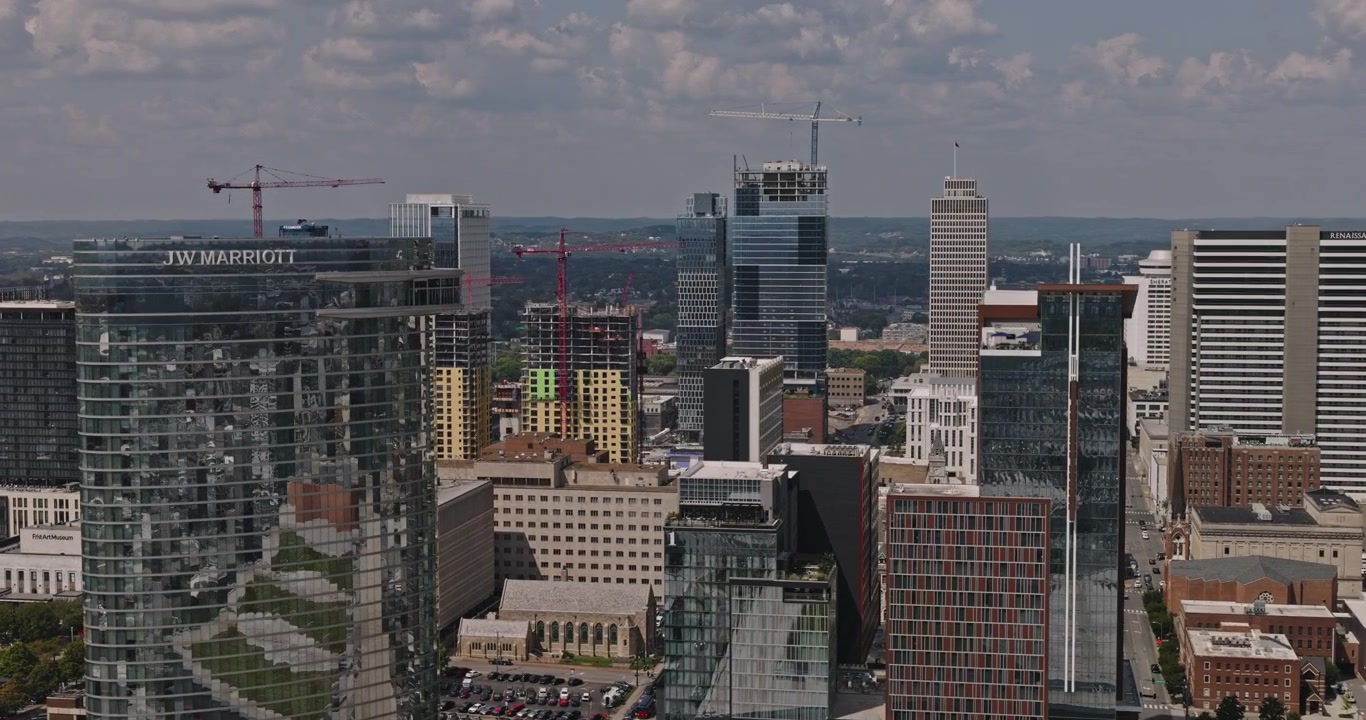 Nashville Tennessee Luftoptagelse v83 lav overflyvning over SoBro, Pie Town og The Gulch mod byens skyline - Filmet med Inspire 3 8k - 21. september 2023