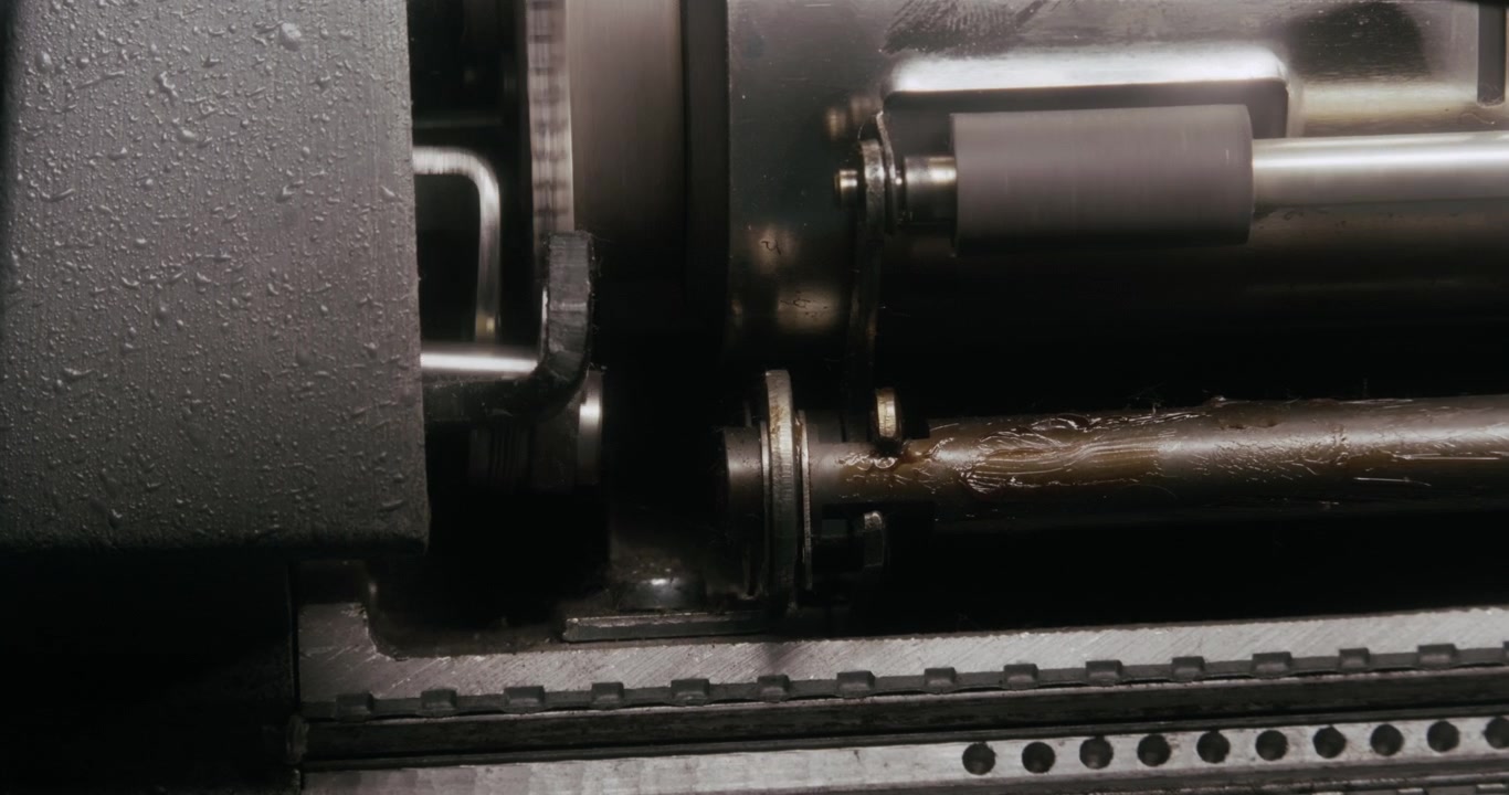 Primer plano del mecanismo de engranajes en movimiento dentro de una máquina de escribir antigua, destacando la ingeniería de precisión y el diseño mecánico clásico. Primer plano de una máquina de escribir retro, detalle, narración